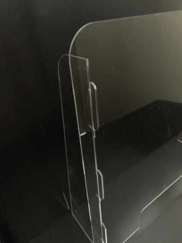 Hygieneschutzwand mit Durchreiche