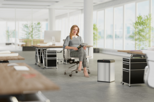 Hailo Abfallbehälter mit selbstschließendem Schwingdeckel