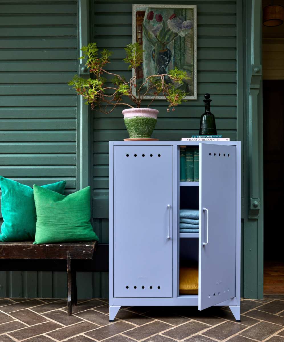 Bisley Sideboard Fern Cabby mit Kabeldurchlass und -halter Milieu 5 ZOOM