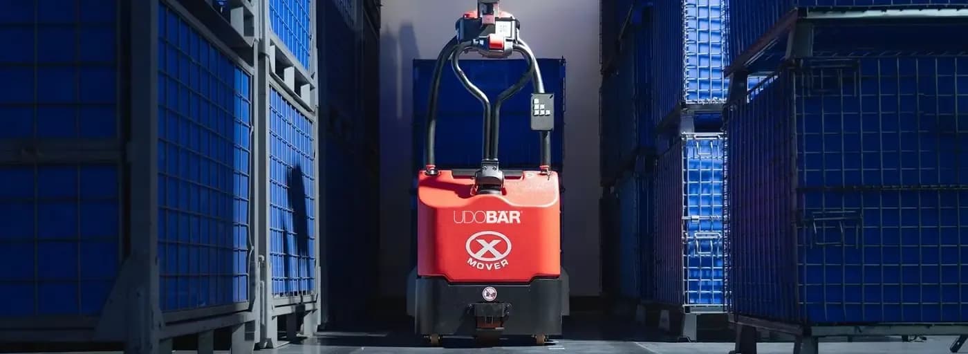 Flurförderfahrzeug im Lager mit moderner Lithium-Ionen-Batterie-Technologie