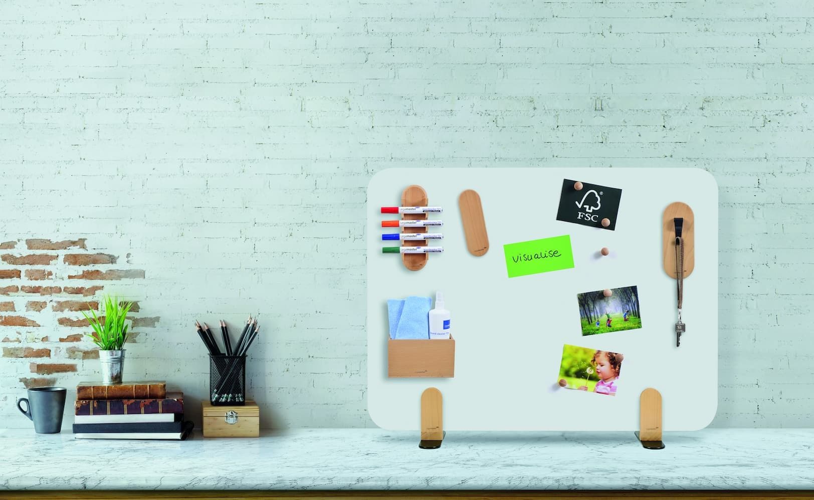 Modernes Whiteboard mit Notizen und Fotos an einer Wand im Büro