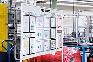 Informationstafeln mit Aushängen in DURAFRAME Rahmen in einer Produktionsumgebung