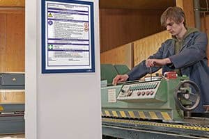 DURAFRAME Info-Rahmen mit Informationsaushang an einer Wand im Arbeitsbereich
