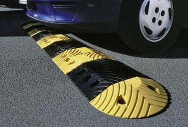 Fahrbahnschwelle und Kabelbrücke zum Schutz von Kabeln und zur Verkehrsberuhigung