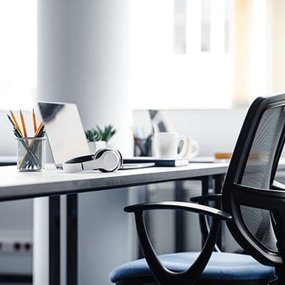 Ergonomisch eingerichteter Büroarbeitsplatz mit Schreibtisch und Bürostuhl