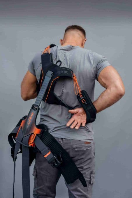 Arbeiter trägt ein Exoskelett zur Unterstützung von Rücken und Haltung