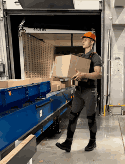 Mitarbeiter nutzt ein Exoskelett zur ergonomischen Unterstützung bei körperlicher Arbeit